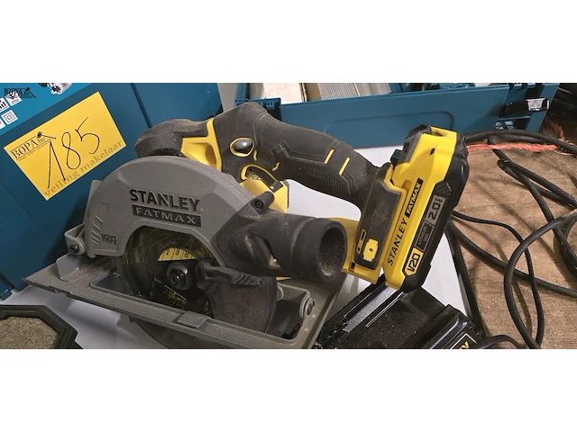Lot 186 - accu bandcirkelzaag stanley fatmax 18v met lader sfmcs500 - afbeelding 2 van  3