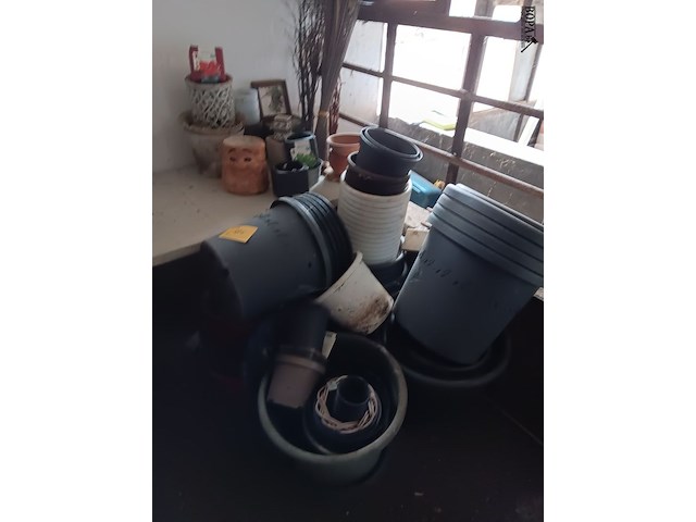 Lot 186 - bloempotten - afbeelding 1 van  7