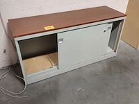 Lot 186 - bureelkast met schuifdeuren - afbeelding 2 van  3