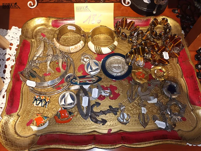 Lot 186 - dienblad met juwelen - afbeelding 1 van  4