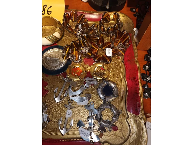 Lot 186 - dienblad met juwelen - afbeelding 2 van  4