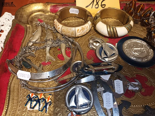 Lot 186 - dienblad met juwelen - afbeelding 3 van  4