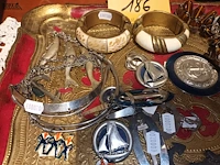 Lot 186 - dienblad met juwelen - afbeelding 3 van  4