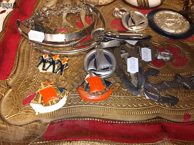 Lot 186 - dienblad met juwelen - afbeelding 4 van  4