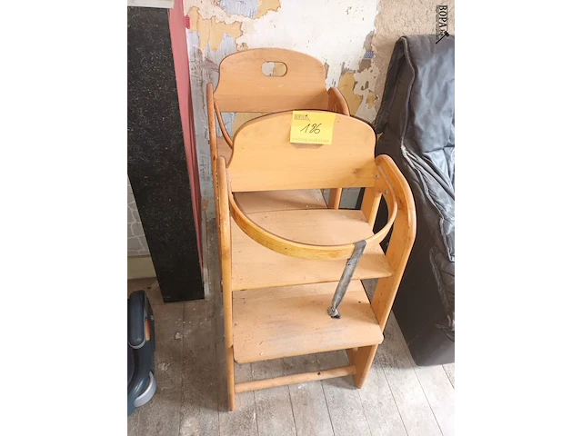 Lot 186 - houten kinderstoel. 2 stuks - afbeelding 1 van  3
