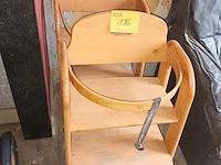 Lot 186 - houten kinderstoel. 2 stuks - afbeelding 1 van  3