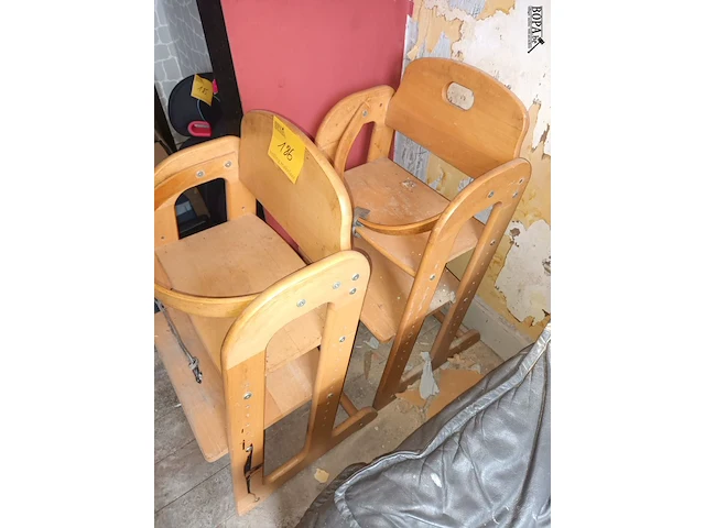 Lot 186 - houten kinderstoel. 2 stuks - afbeelding 2 van  3