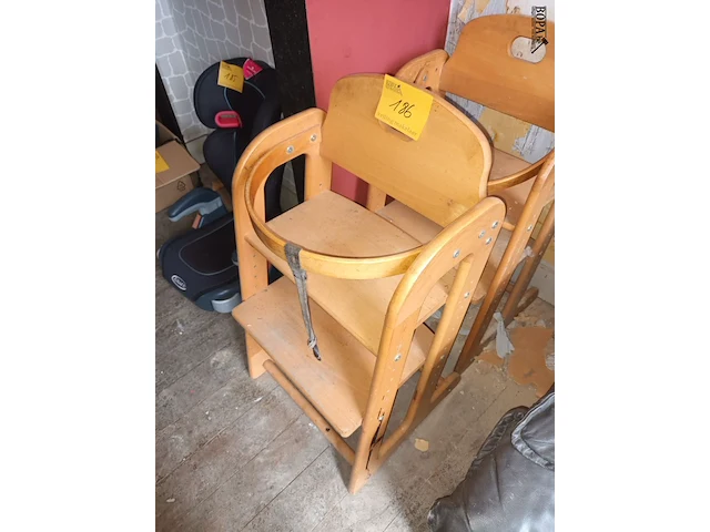 Lot 186 - houten kinderstoel. 2 stuks - afbeelding 3 van  3