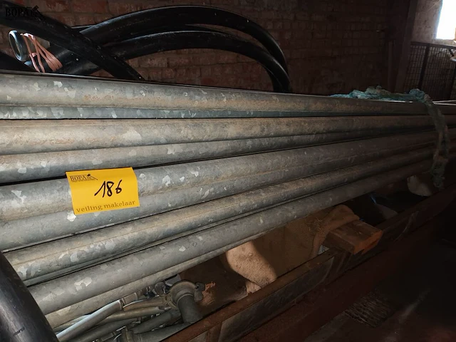 Lot 186 - metalen en kunststof irrigatiebuizen - afbeelding 1 van  5