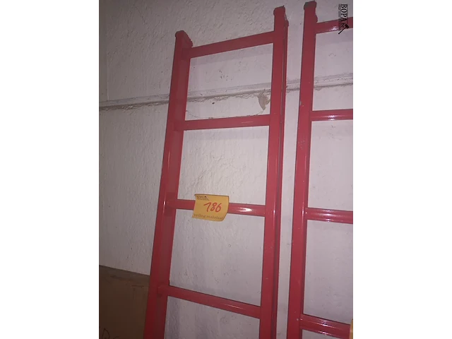 Lot 186 - rode aluminium ladder - afbeelding 1 van  2