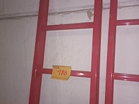 Lot 186 - rode aluminium ladder - afbeelding 1 van  2
