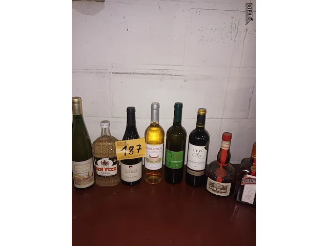 Lot 187 - flessen wijn en alcoholische drank. 8 stuks - afbeelding 1 van  4