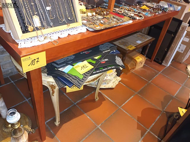 Lot 187 - houten eetkamertafel - afbeelding 1 van  4