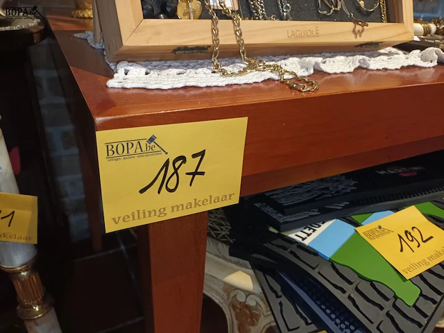 Lot 187 - houten eetkamertafel - afbeelding 4 van  4