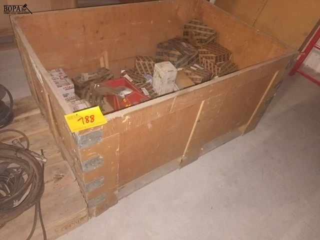 Lot 188 - houten bak - afbeelding 1 van  3