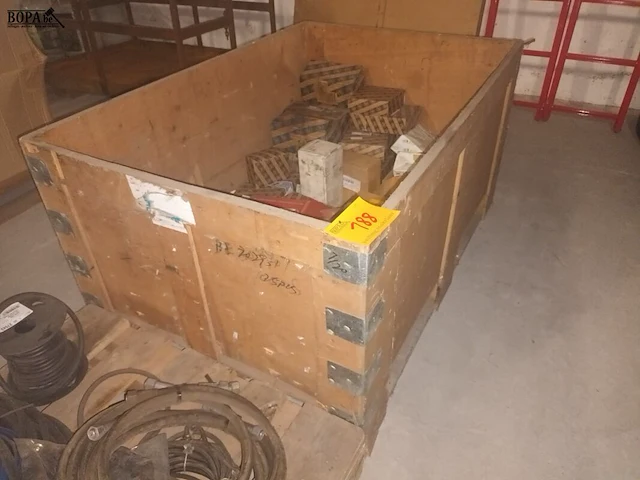Lot 188 - houten bak - afbeelding 2 van  3