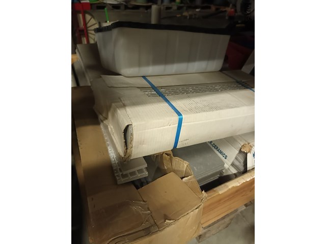 Lot 188 - lot tegels en plinten - afbeelding 3 van  3