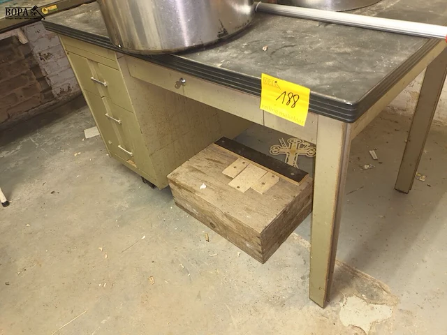 Lot 188 - metalen bureau - afbeelding 1 van  3