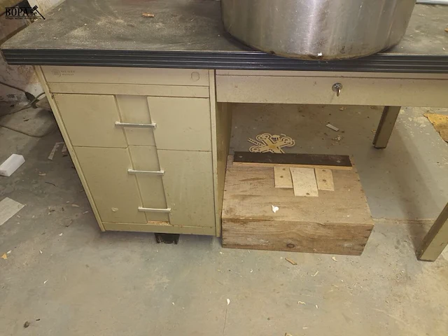 Lot 188 - metalen bureau - afbeelding 2 van  3