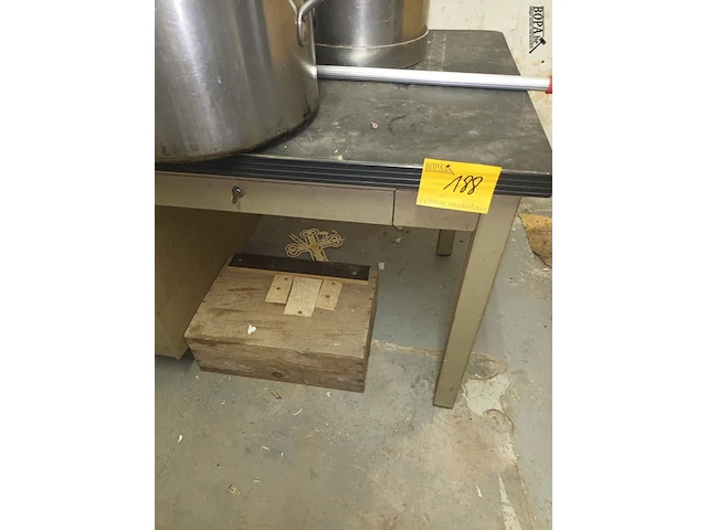 Lot 188 - metalen bureau - afbeelding 3 van  3