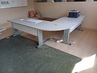 Lot 189 - hoekbureau - afbeelding 1 van  3