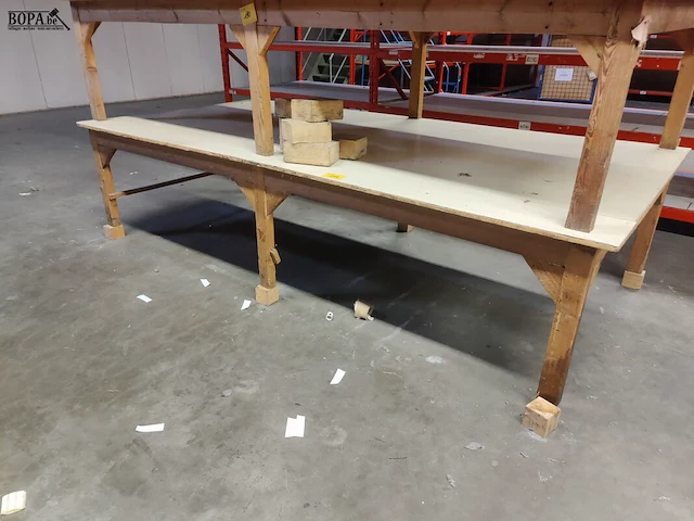 Lot 189 - houten werktafel - afbeelding 1 van  2