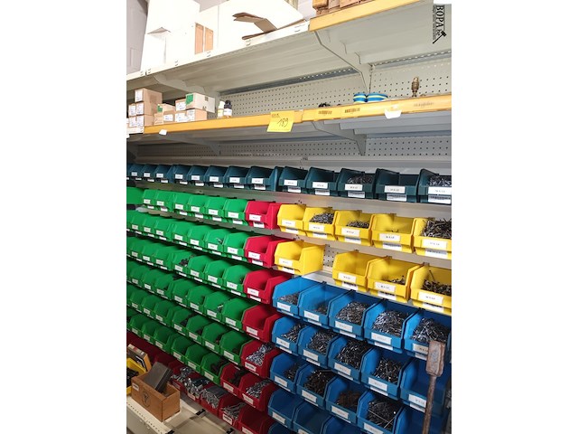 Lot 189 - metalen wandrek met inhoud - afbeelding 1 van  5