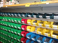 Lot 189 - metalen wandrek met inhoud - afbeelding 1 van  5