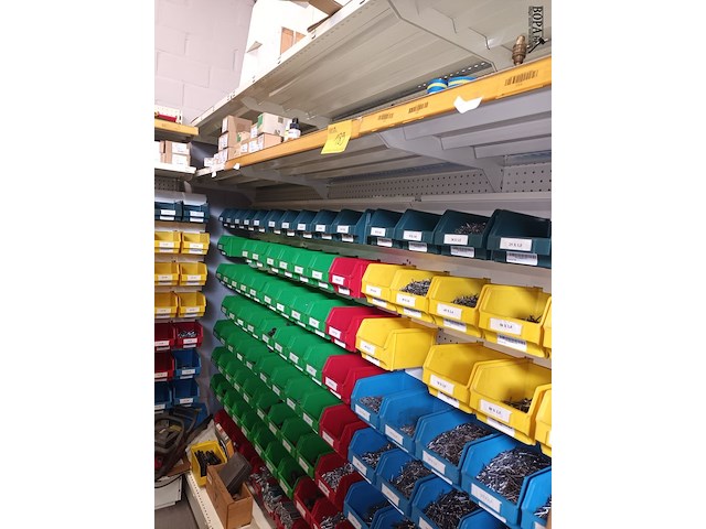 Lot 189 - metalen wandrek met inhoud - afbeelding 2 van  5