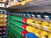 Lot 189 - metalen wandrek met inhoud - afbeelding 2 van  5