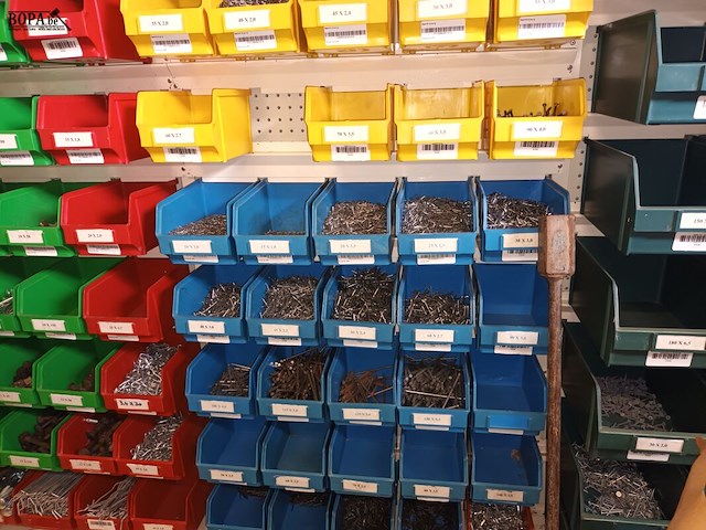 Lot 189 - metalen wandrek met inhoud - afbeelding 3 van  5