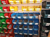 Lot 189 - metalen wandrek met inhoud - afbeelding 3 van  5