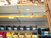 Lot 189 - metalen wandrek met inhoud - afbeelding 4 van  5