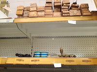 Lot 189 - metalen wandrek met inhoud - afbeelding 5 van  5