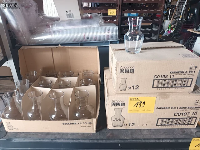 Lot 189 - wijndecanteerflessen - afbeelding 1 van  3