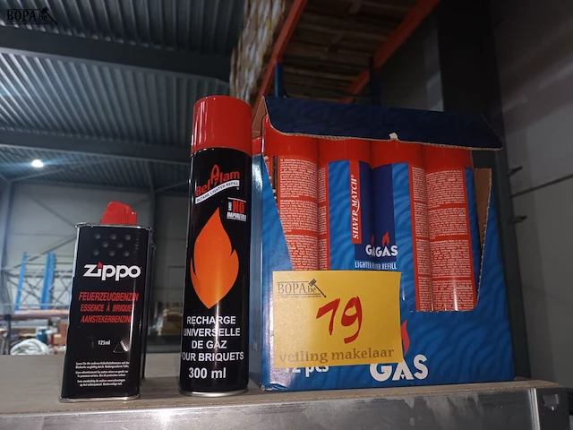 Lot 19 - aanstekergas en zippo benzine. 17 stuks - afbeelding 1 van  3