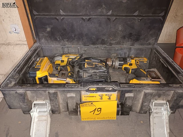 Lot 19 - accu schroevendraaiers dewalt in koffer - afbeelding 1 van  7