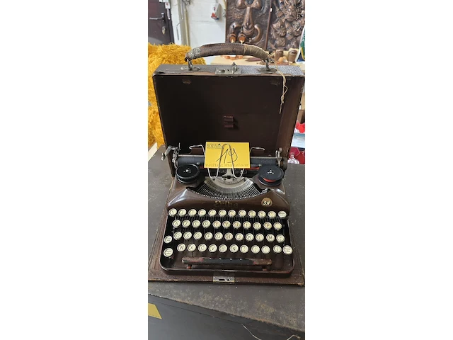 Lot 19 - antieke typmachine erika s - afbeelding 1 van  3