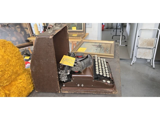 Lot 19 - antieke typmachine erika s - afbeelding 2 van  3