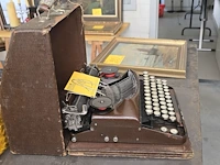 Lot 19 - antieke typmachine erika s - afbeelding 2 van  3