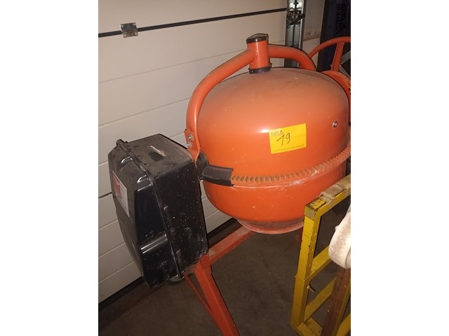 Lot 19 - betonmolen - afbeelding 1 van  5