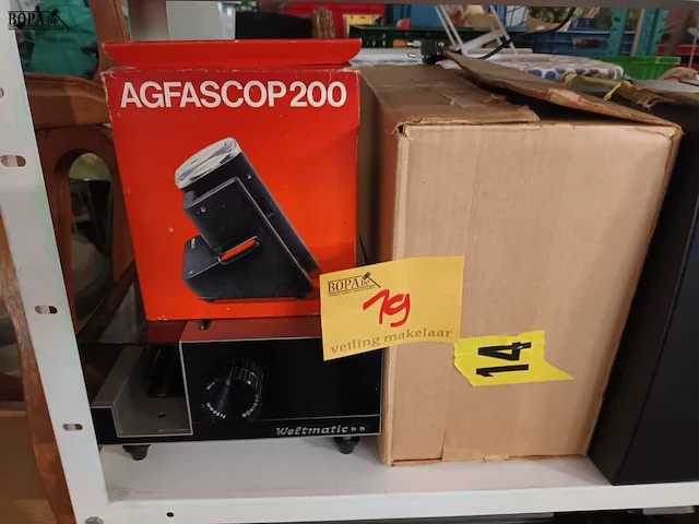 Lot 19 - diascoop en diaprojector - afbeelding 1 van  3