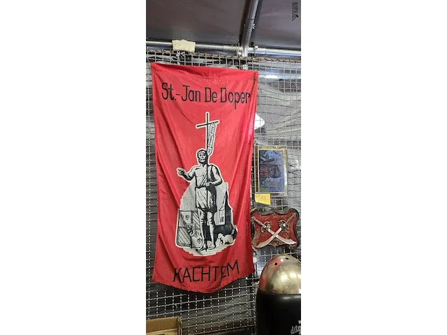 Lot 19 - doek st jan de doper, loodglas ieper en houten schild - afbeelding 1 van  4