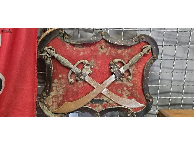 Lot 19 - doek st jan de doper, loodglas ieper en houten schild - afbeelding 4 van  4