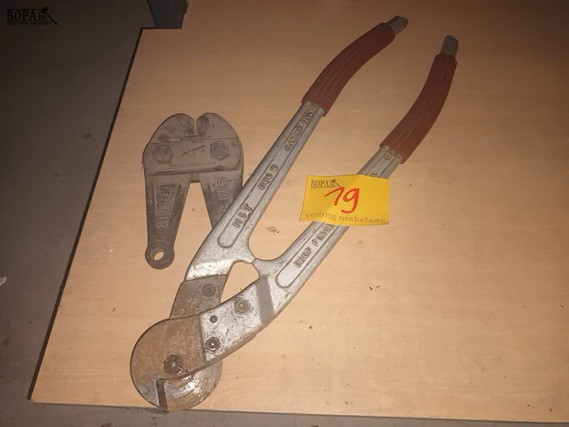 Lot 19 - draadkniptang en draadschaar - afbeelding 1 van  3