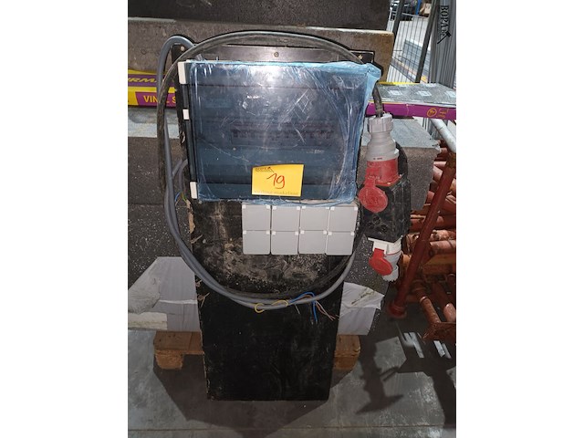 Lot 19 - elektriciteitskast / werfkast - afbeelding 1 van  4