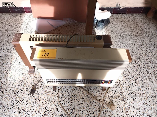 Lot 19 - elektrisch verwarmingstoestel. 2 stuks - afbeelding 1 van  3