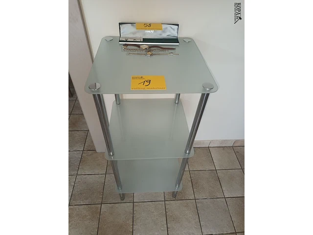 Lot 19 - glazen etagère - afbeelding 1 van  3