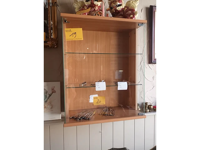 Lot 19 - hang vitrine kastje - afbeelding 1 van  4