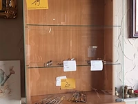 Lot 19 - hang vitrine kastje - afbeelding 1 van  4
